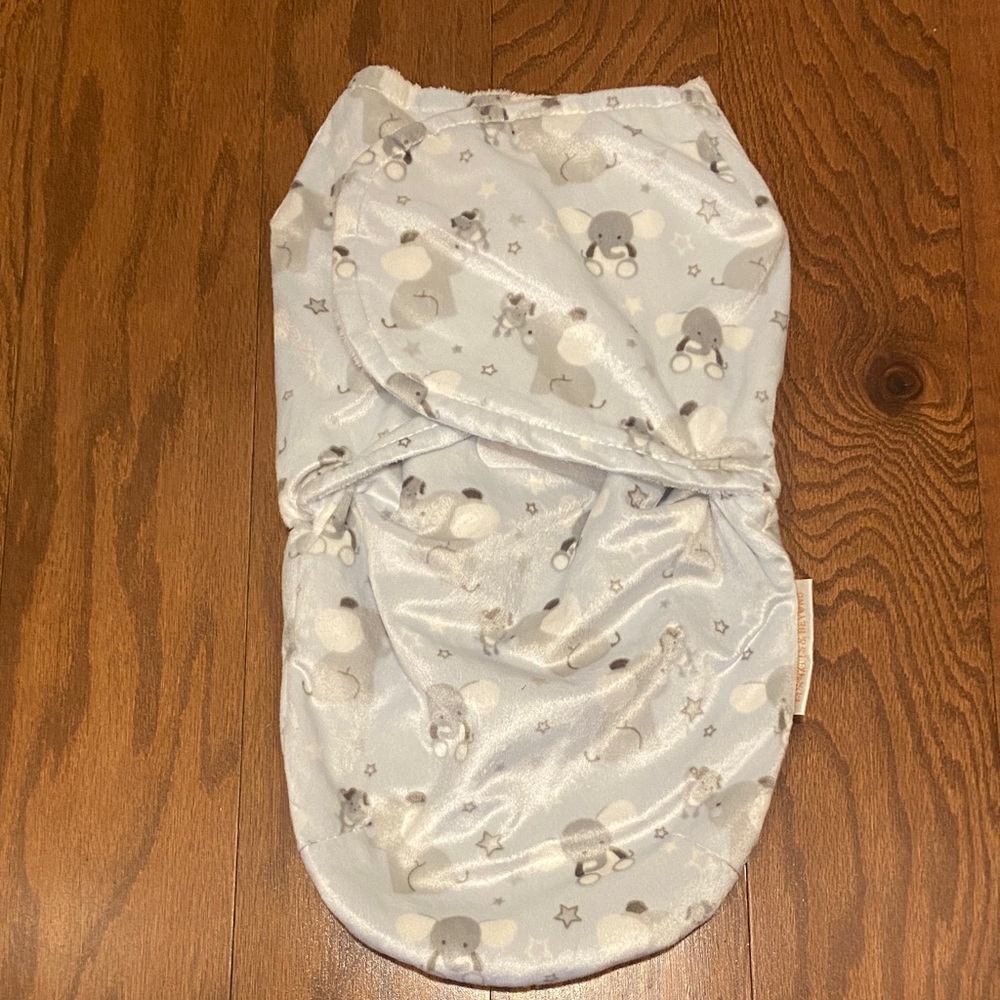 🧡 “Blankets & Beyond” elephant print cozy baby swaddle